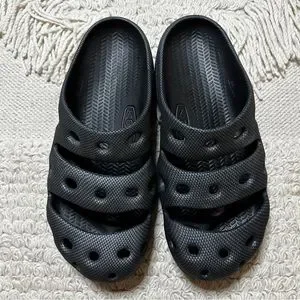 Keen | Shoes | Keen Mens Magnetic Black Yogui Slip On Clog  display picture 1